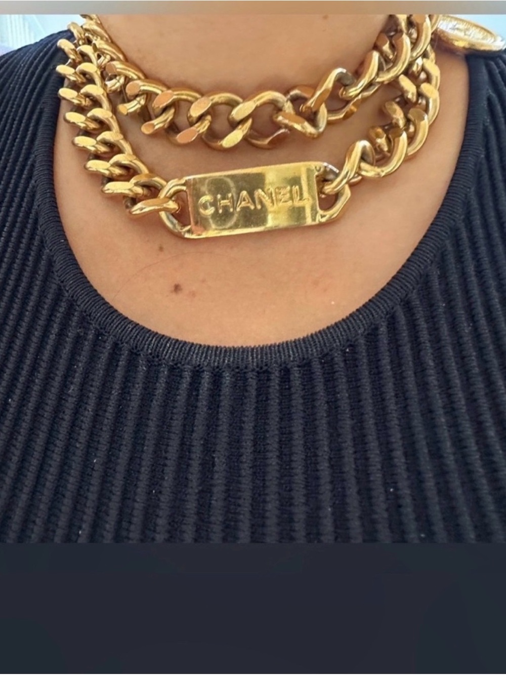 Gold chunky chain chanel necklace.